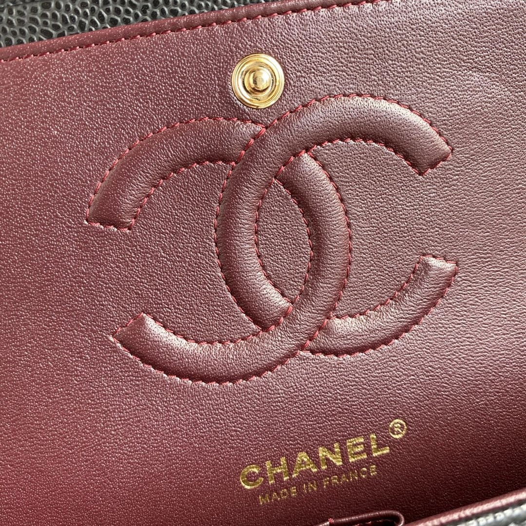 SWORD LUXURY Chanel çanta iç kısmında bordo deri üzerine altın rengi CC logosu ve Chanel damgası detayları
