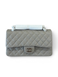 SWORD LUXURY gri renkli, kapitone desenli ve ikonik CC kilitli caviar deri Chanel Classic Double Flap çanta.