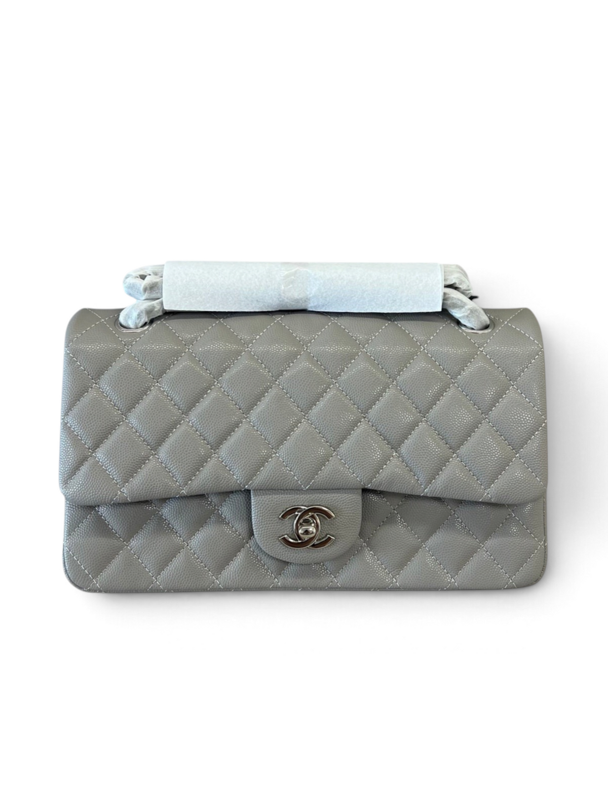SWORD LUXURY gri renkli, kapitone desenli ve ikonik CC kilitli caviar deri Chanel Classic Double Flap çanta.