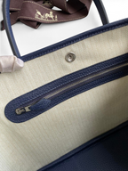 SWORD LUXURY Hermès Garden Party 30 çanta iç detayı, lacivert deri detaylı bej kanvas kumaş ve fermuarlı cep