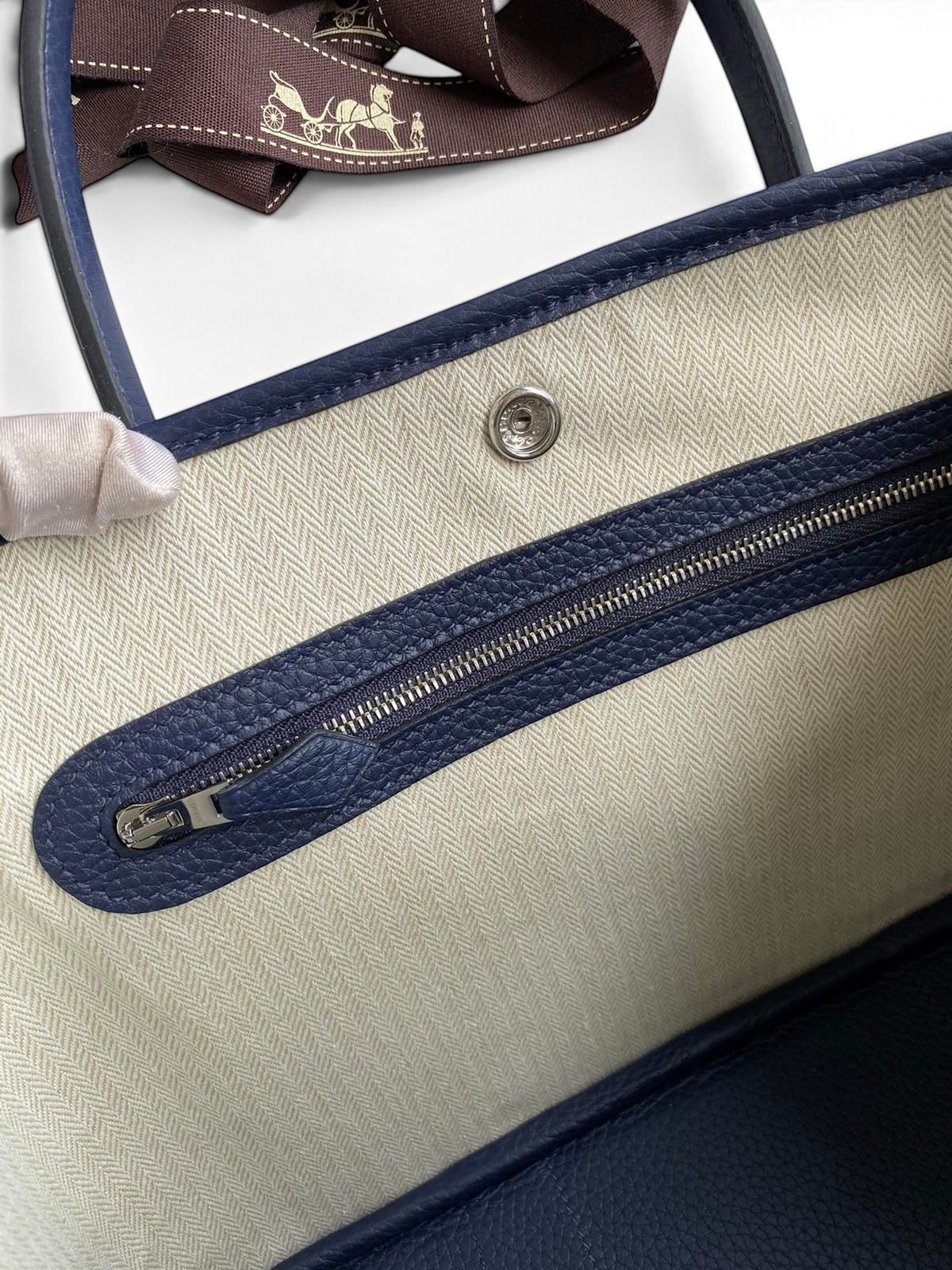 SWORD LUXURY Hermès Garden Party 30 çanta iç detayı, lacivert deri detaylı bej kanvas kumaş ve fermuarlı cep