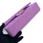 SWORD LUXURY lila rengi kapitone desenli caviar deri Chanel Classic Double Flap çanta, altın tonlu CC kilit detaylı