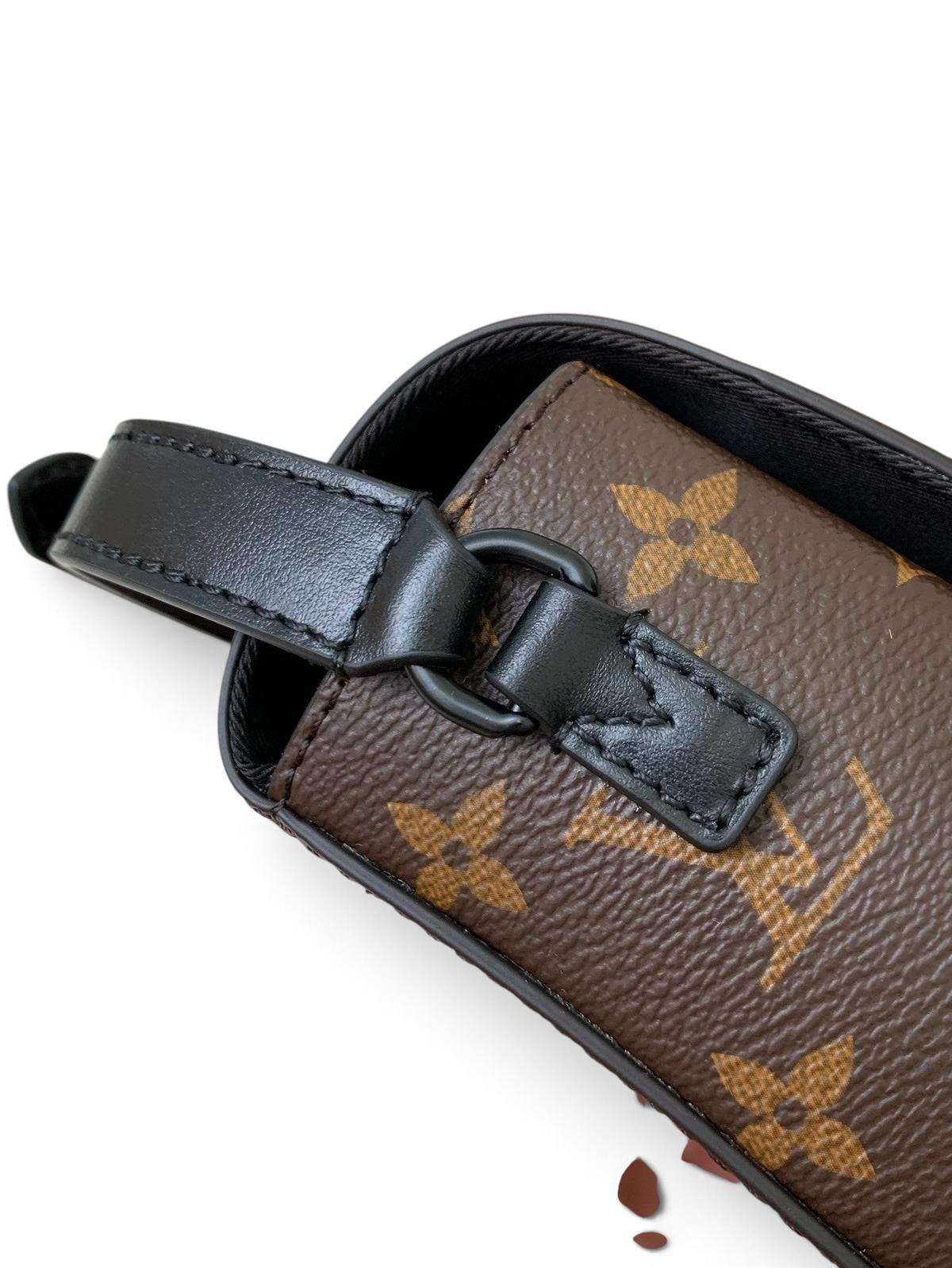 SWORD LUXURY Steamer Mini çanta, kahverengi monogram kanvas ve siyah deri detaylı sap bağlantısı yakın çekim.