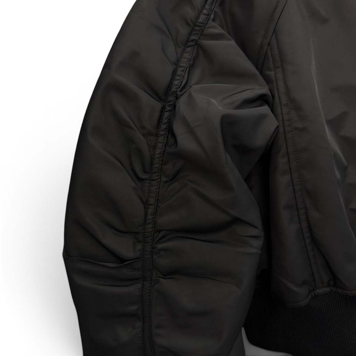 SWORD LUXURY siyah renkli, büzgülü detaylara sahip dolgulu naylon bomber ceket kol detayı