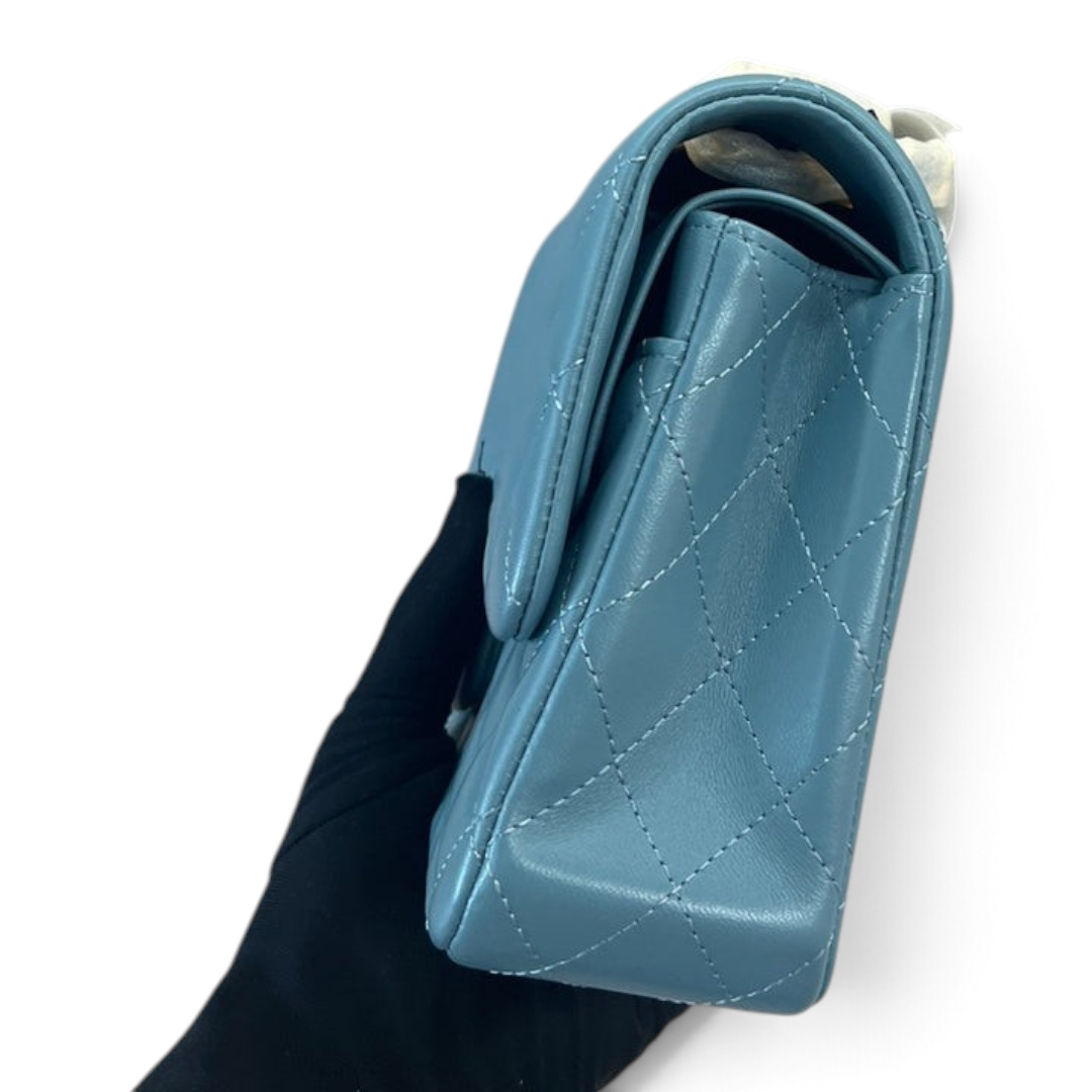 SWORD LUXURY marka, elmas kapitone desenli, mavi kuzu derisi Chanel Classic Double Flap çanta, yan profil görünümü.