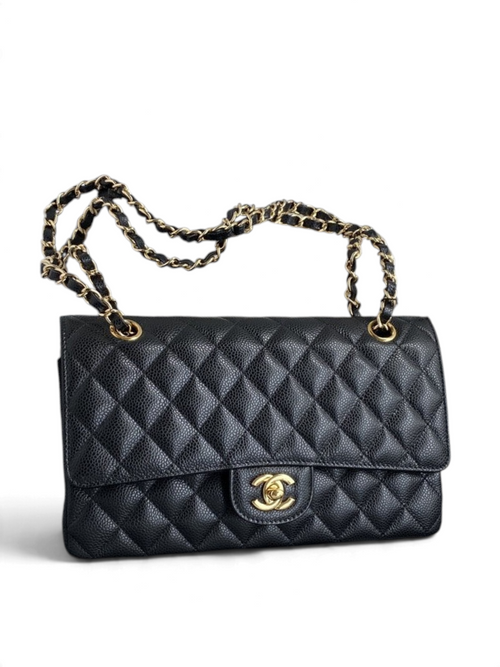 SWORD LUXURY siyah kapitone caviar deri Chanel klasik flap çanta, altın renkli CC kilit ve zincir askı detaylı