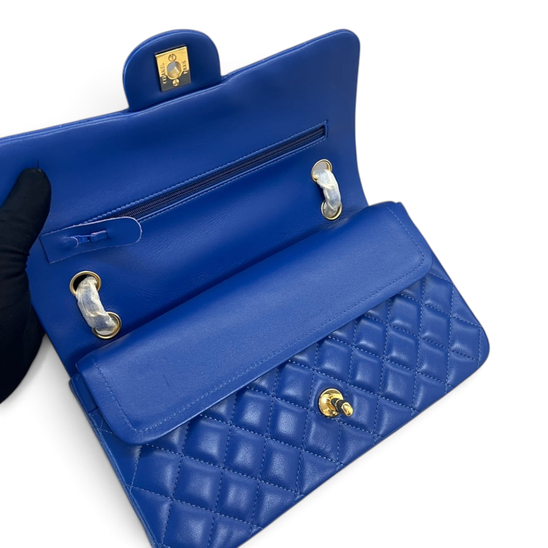SWORD LUXURY marka, elmas kapitone desenli, altın donanımlı ve iç bölmeli mavi kuzu derisi Chanel Classic Double Flap çanta