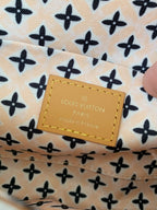 SWORD LUXURY Pochette Felicie çanta iç kısmında yer alan Louis Vuitton marka damgalı deri etiket ve monogram astar.