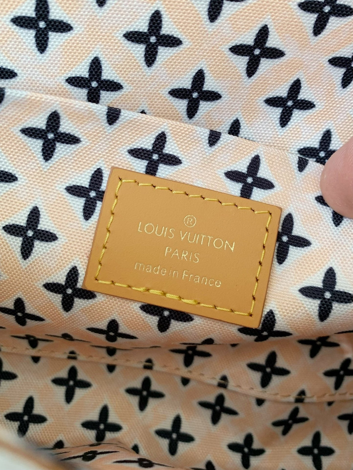 SWORD LUXURY Pochette Felicie çanta iç kısmında yer alan Louis Vuitton marka damgalı deri etiket ve monogram astar.