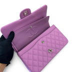 SWORD LUXURY marka, kapitone desenli, lila rengi caviar deri Chanel Double Flap çanta iç detay görünümü.