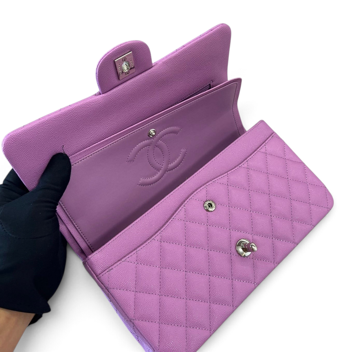 SWORD LUXURY marka, kapitone desenli, lila rengi caviar deri Chanel Double Flap çanta iç detay görünümü.