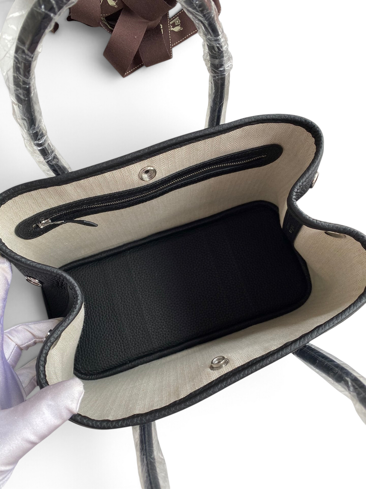 SWORD LUXURY Hermès Garden Party 30 çanta, siyah deri detaylı ve bej kanvas iç astarlı, üstten çıtçıtlı tote çanta.