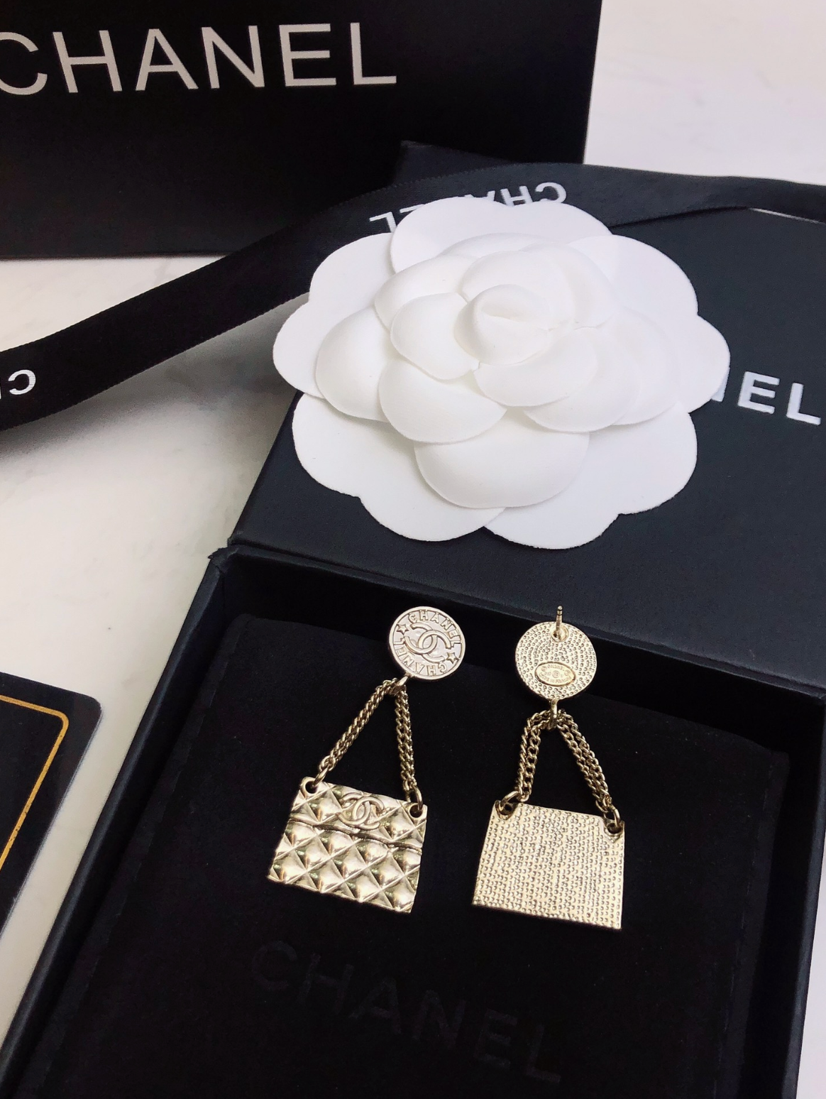 Quilted Bag Drop Earrings – Gold-Tone Statement with Chain Detail