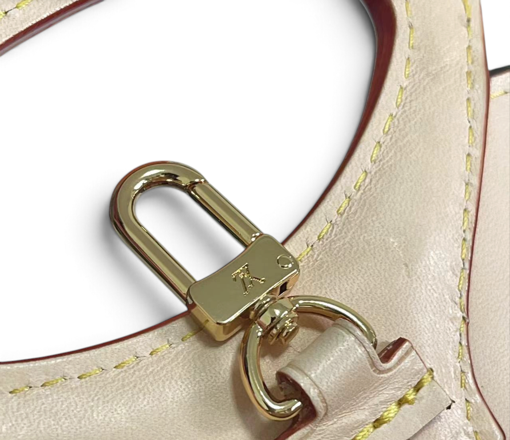 SWORD LUXURY Rivage BB çanta için altın tonlu metal kanca detayı ve doğal Vachetta deri dikişleri