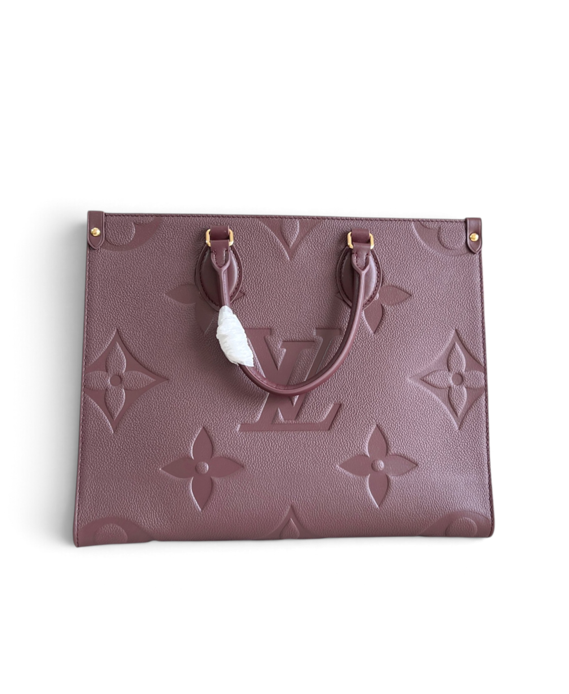 SWORD LUXURY Louis Vuitton OnTheGo MM çanta, kabartmalı Monogram desenli koyu mor deri, şık ve yapılandırılmış tasarım.
