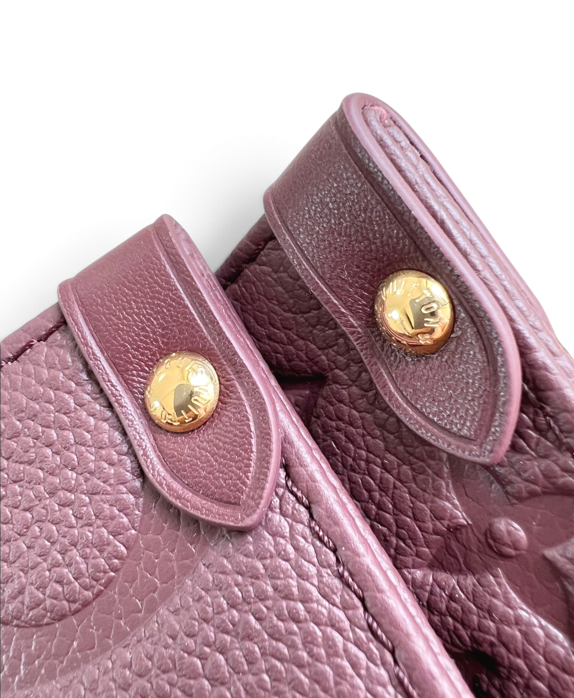 SWORD LUXURY Louis Vuitton OnTheGo MM çanta üzerinde altın rengi metal detaylar ve kabartmalı Monogram deri dokusu
