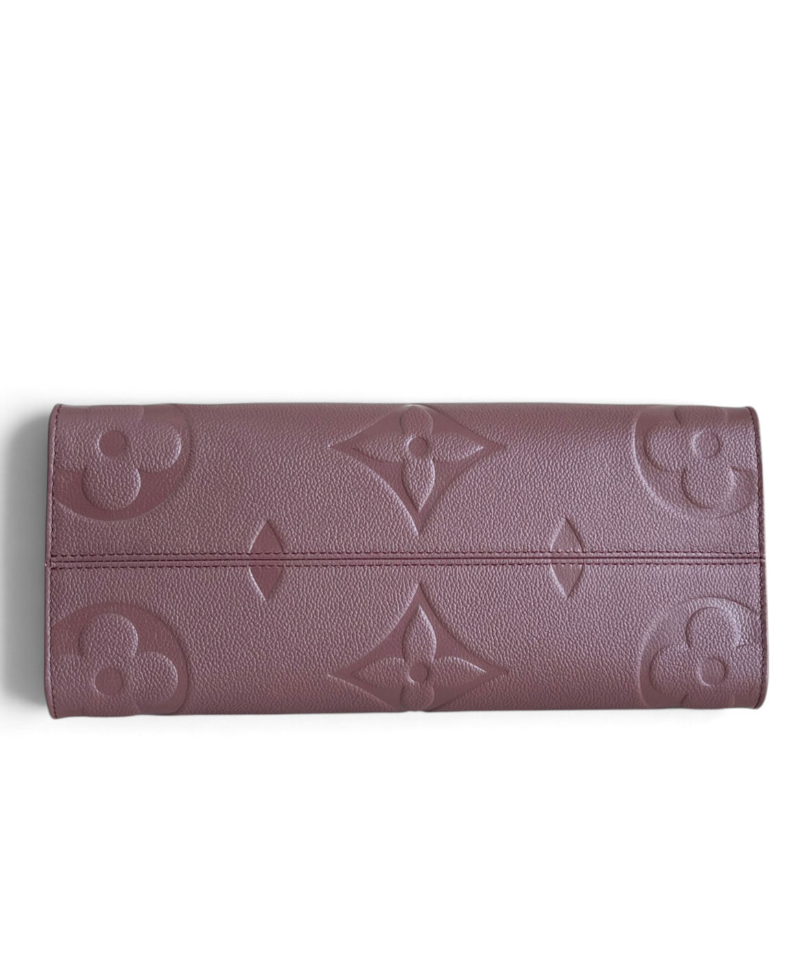 SWORD LUXURY Louis Vuitton OnTheGo MM çanta, kabartmalı Monogram desenli lüks mor deri detayları ile.