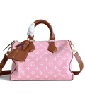 SWORD LUXURY marka pembe monogram kanvas Louis Vuitton Speedy Bandouliere 30 çanta, deri detaylı ve altın donanımlı.