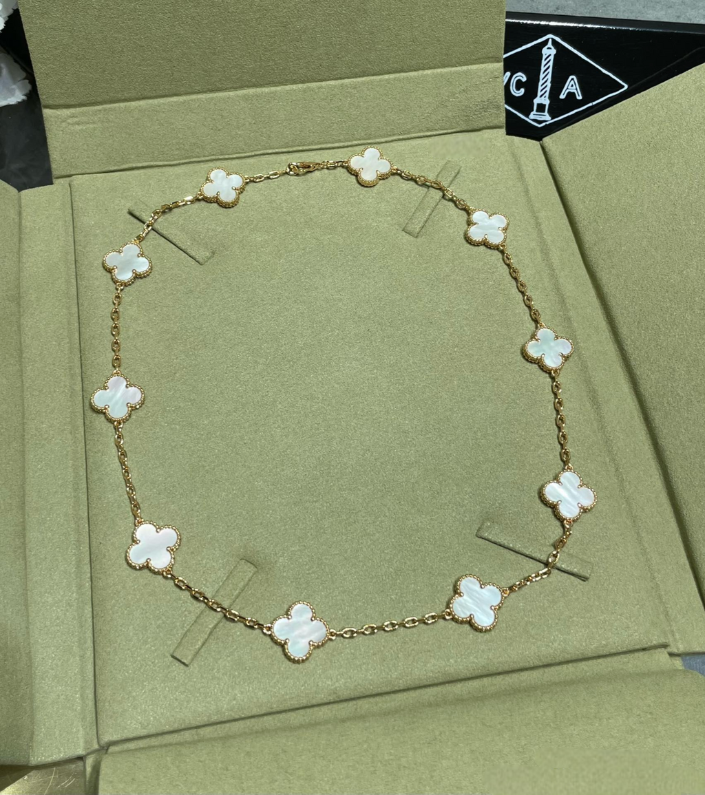 Necklace with flower-shaped pendants on a green box