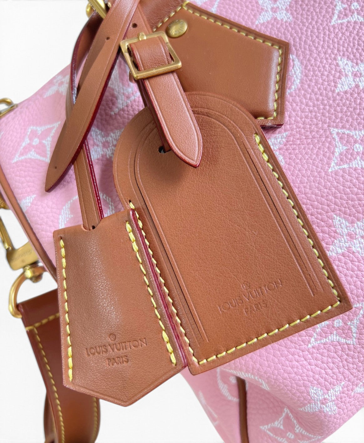 SWORD LUXURY marka pembe Louis Vuitton Speedy çanta üzerinde kahverengi deri bagaj etiketleri ve altın detaylar