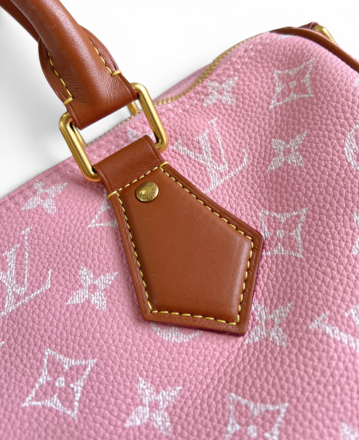 SWORD LUXURY pembe monogram kanvas Speedy Bandouliere 30 çanta, kahverengi deri detaylar ve altın rengi donanım.