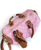 SWORD LUXURY pembe monogram kanvas Louis Vuitton Speedy Bandouliere 30 çanta, kahverengi deri detaylı ve altın donanımlı.