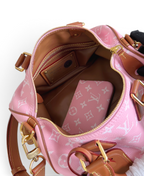 SWORD LUXURY pembe deri Louis Vuitton Speedy Bandoulière 30 çanta, iç kısmı ve altın tonlu donanımı ile üstten görünüm