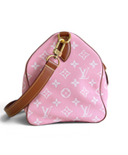 SWORD LUXURY pembe monogram kanvas Louis Vuitton Speedy Bandouliere 30 çanta, kahverengi deri detaylı ve altın donanımlı.