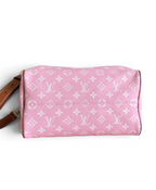 SWORD LUXURY pembe Louis Vuitton Speedy Bandoulière 30 monogram kanvas çanta, kahverengi deri detaylı ve altın donanımlı.
