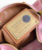 SWORD LUXURY Louis Vuitton Speedy 30 çanta içindeki özel tasarım deri etiket ve pembe monogram kanvas detayları