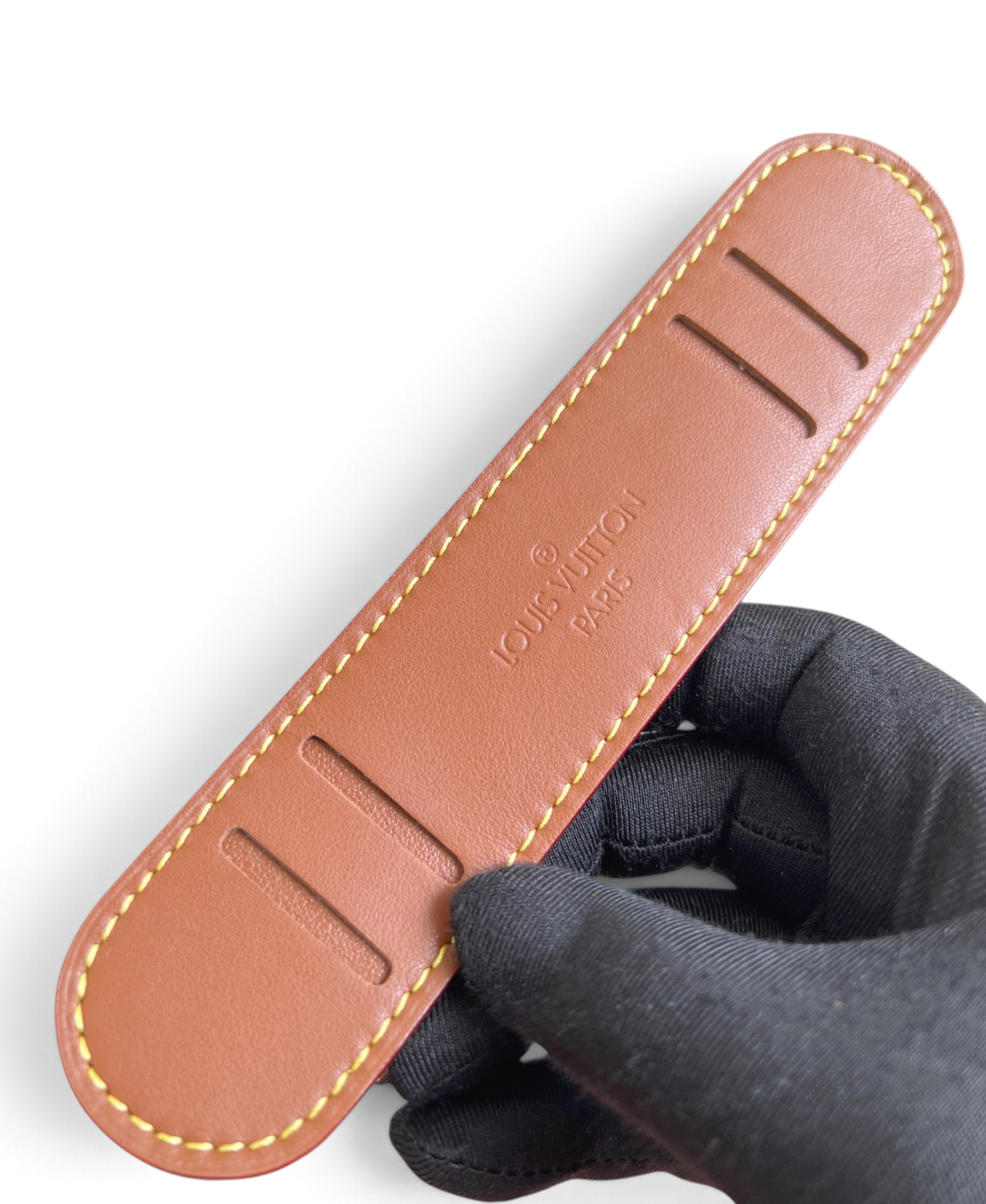 SWORD LUXURY Louis Vuitton Speedy Bandoulière 30 için taba rengi deri omuz askısı pedi ve kabartmalı logo detayı.