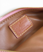 SWORD LUXURY Louis Vuitton Speedy Bandoulière 30 çanta iç kısmındaki deri logo etiketi ve pembe fermuar detayı.