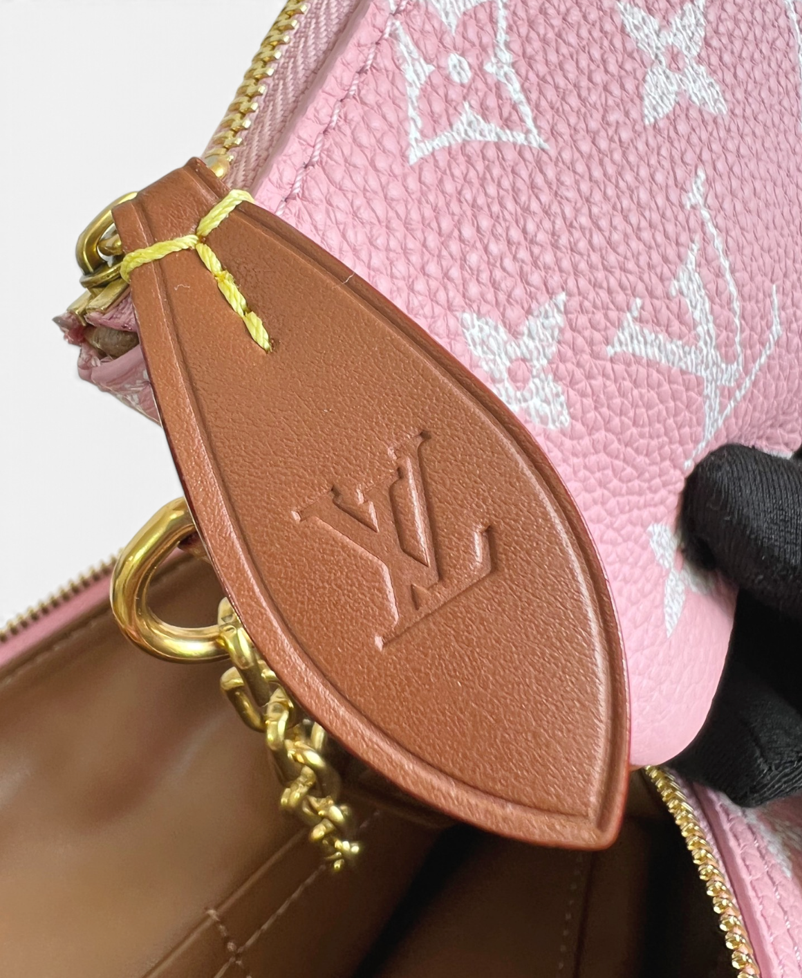 SWORD LUXURY Louis Vuitton Speedy Bandoulière 30 pembe monogram deri çanta detayı ve altın tonlu donanım