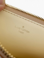 SWORD LUXURY Pochette Felicie çanta iç astarı, altın fermuar detayı ve Louis Vuitton Paris damgası.