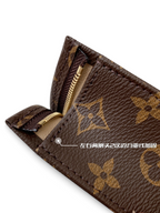 SWORD LUXURY Toiletry Pouch 26, ikonik kahverengi monogram kanvas, altın fermuar detaylı ve güçlendirilmiş dikişli.