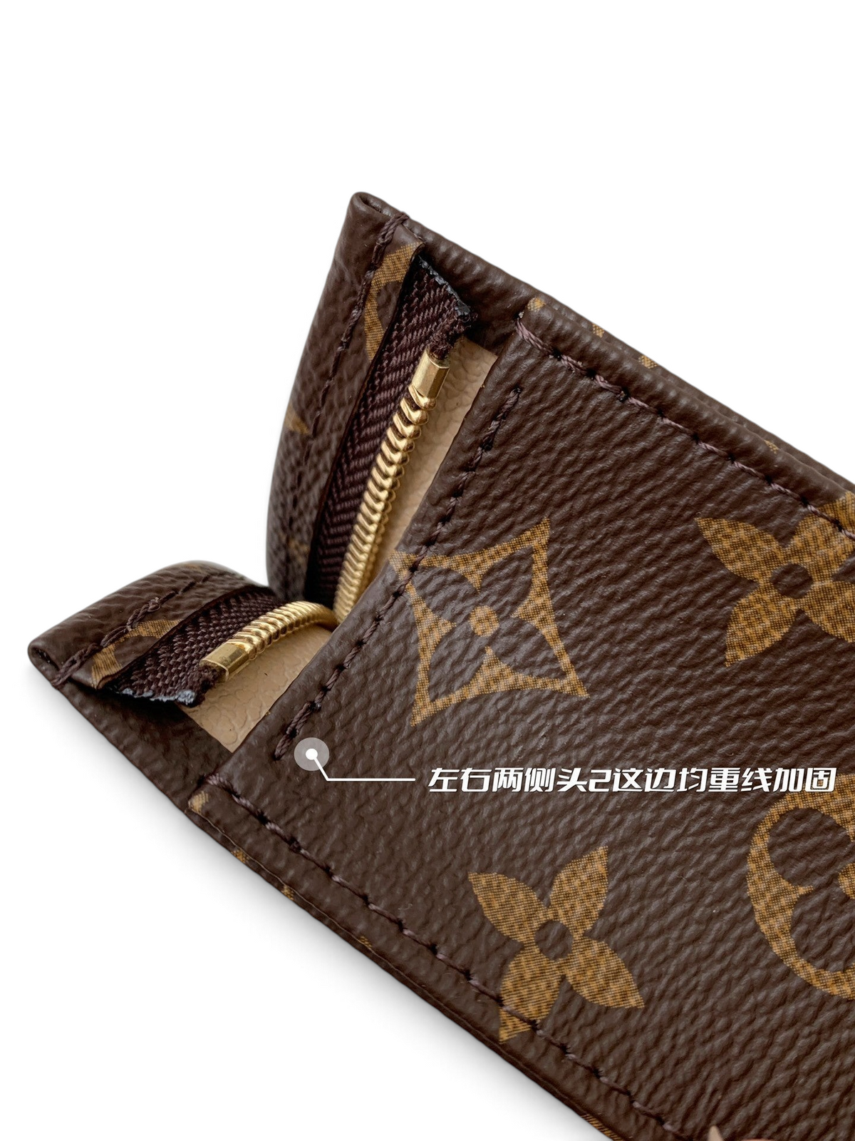 SWORD LUXURY Toiletry Pouch 26, ikonik kahverengi monogram kanvas, altın fermuar detaylı ve güçlendirilmiş dikişli.