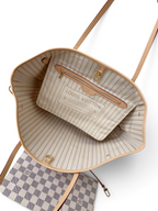 SWORD LUXURY Neverfull MM çanta içi, çizgili astarı ve çıkarılabilir fermuarlı iç cebi ile Damier Azur kanvas detaylı.