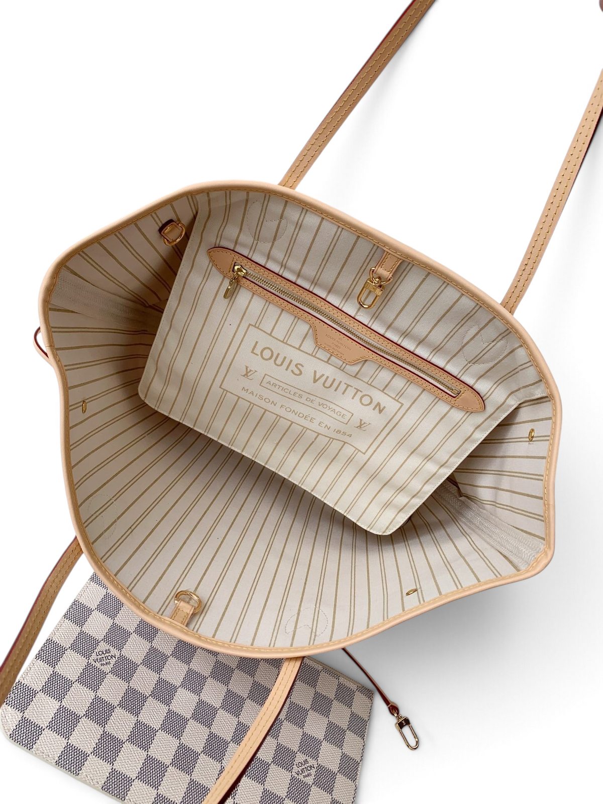 SWORD LUXURY Neverfull MM çanta içi, çizgili astarı ve çıkarılabilir fermuarlı iç cebi ile Damier Azur kanvas detaylı.