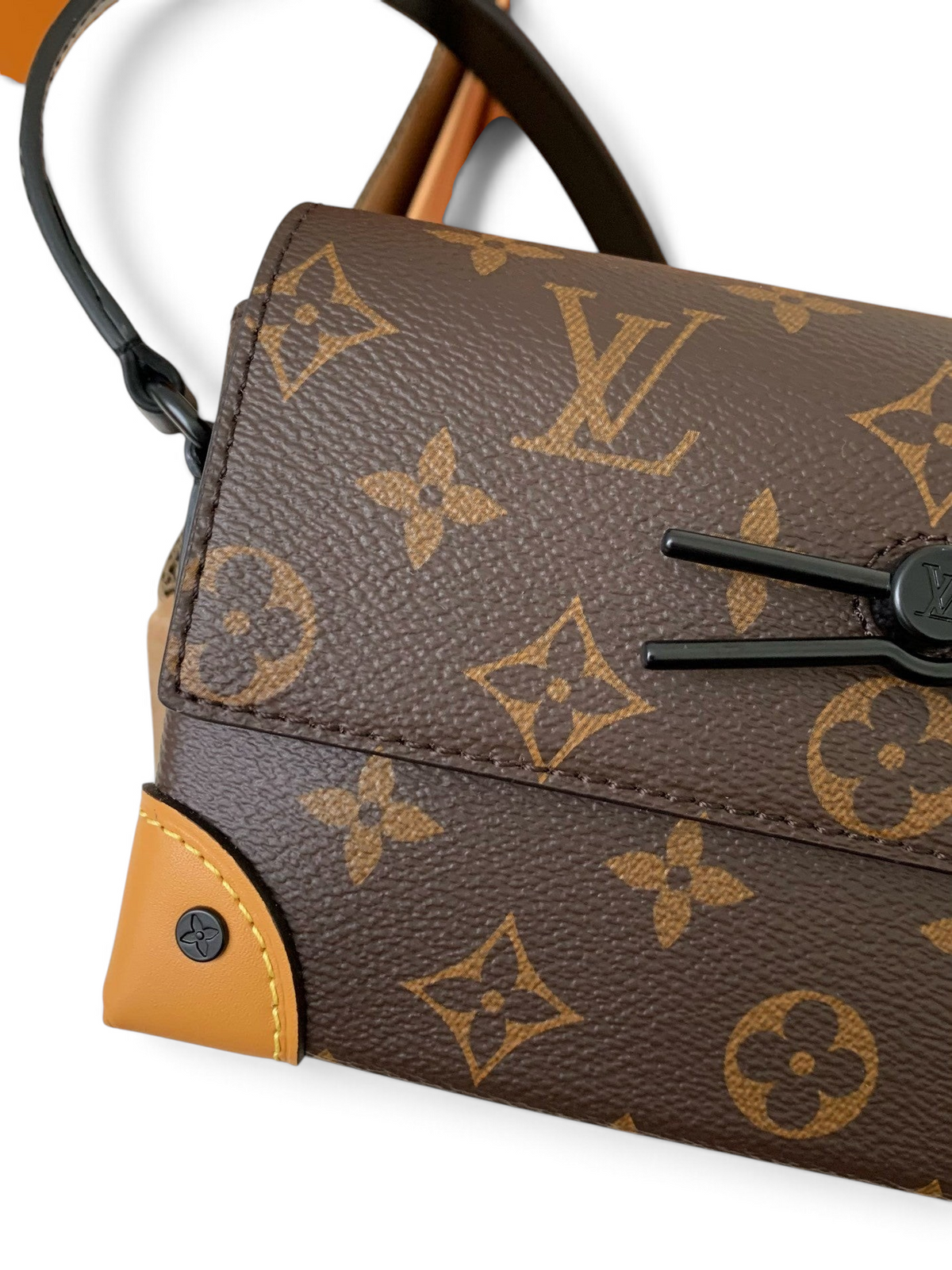 SWORD LUXURY Steamer Mini çanta, ikonik kahverengi monogram kanvas, deri detaylar ve şık siyah toka tasarımı.