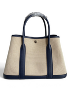 SWORD LUXURY marka, bej kanvas ve lacivert deri detaylı, 30 cm boyutunda şık Hermès Garden Party tote çanta.
