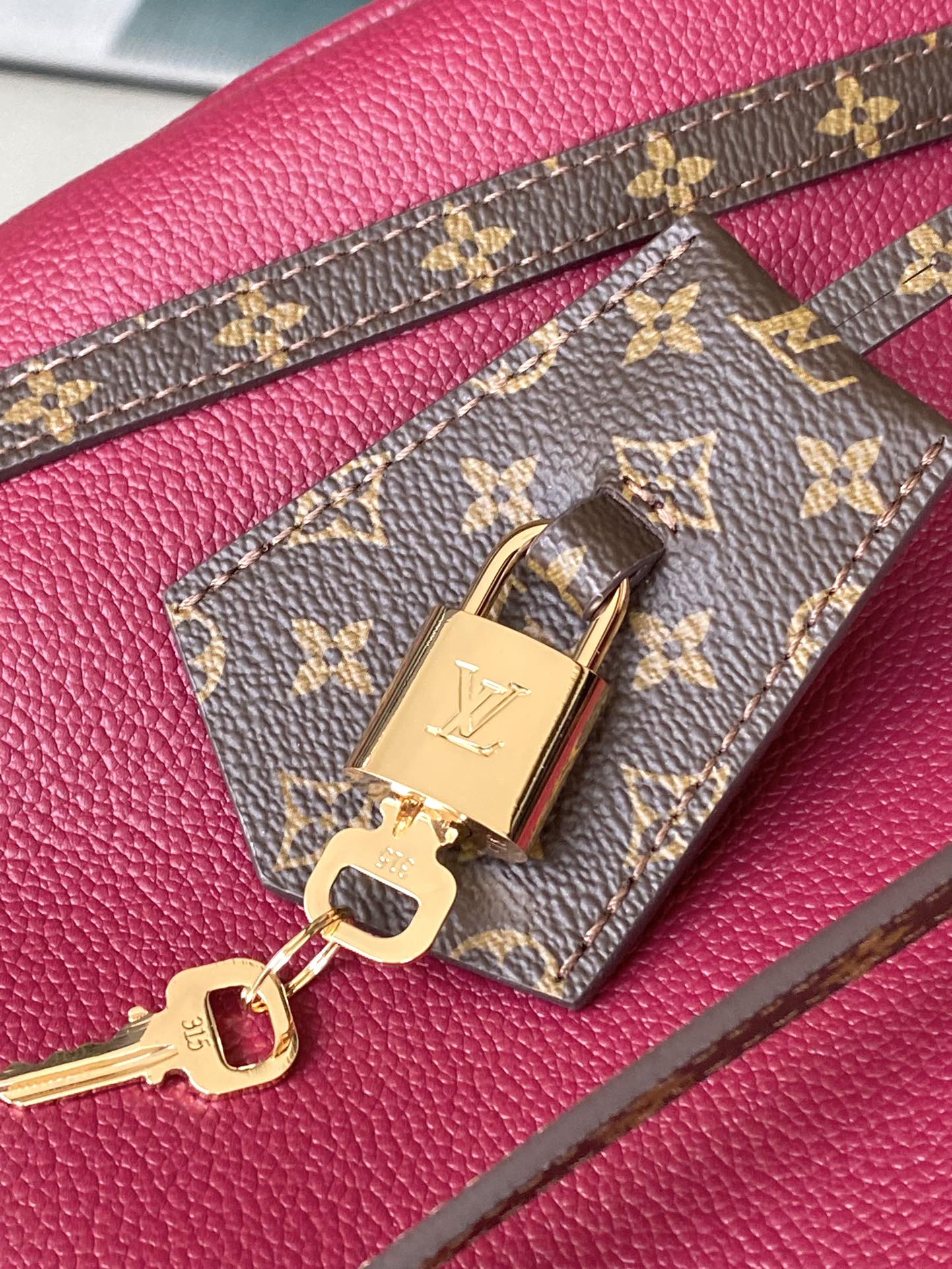 Express Medium Leather Shoulder Bag