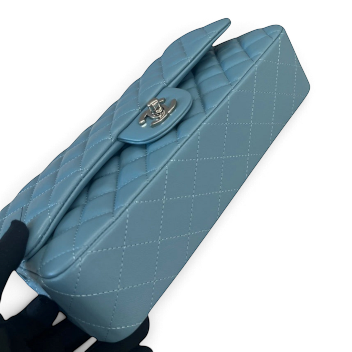 SWORD LUXURY marka, elmas kapitone desenli, lila rengi, ikonik CC kilitli Chanel deri omuz çantası.