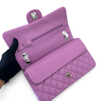 SWORD LUXURY imzalı, kapitone desenli, lila rengi caviar deri Chanel Classic Double Flap çanta iç detay görünümü