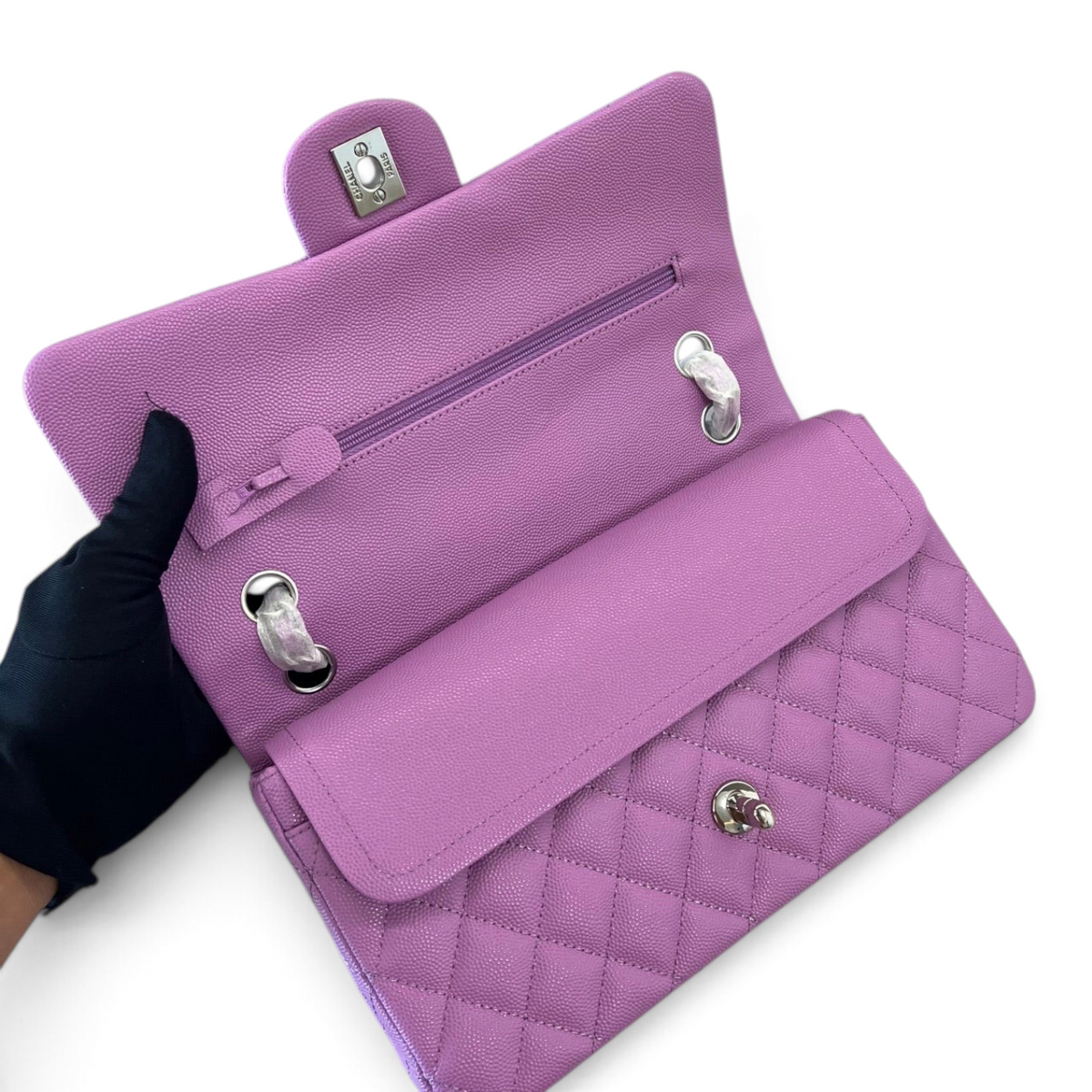 SWORD LUXURY imzalı, kapitone desenli, lila rengi caviar deri Chanel Classic Double Flap çanta iç detay görünümü