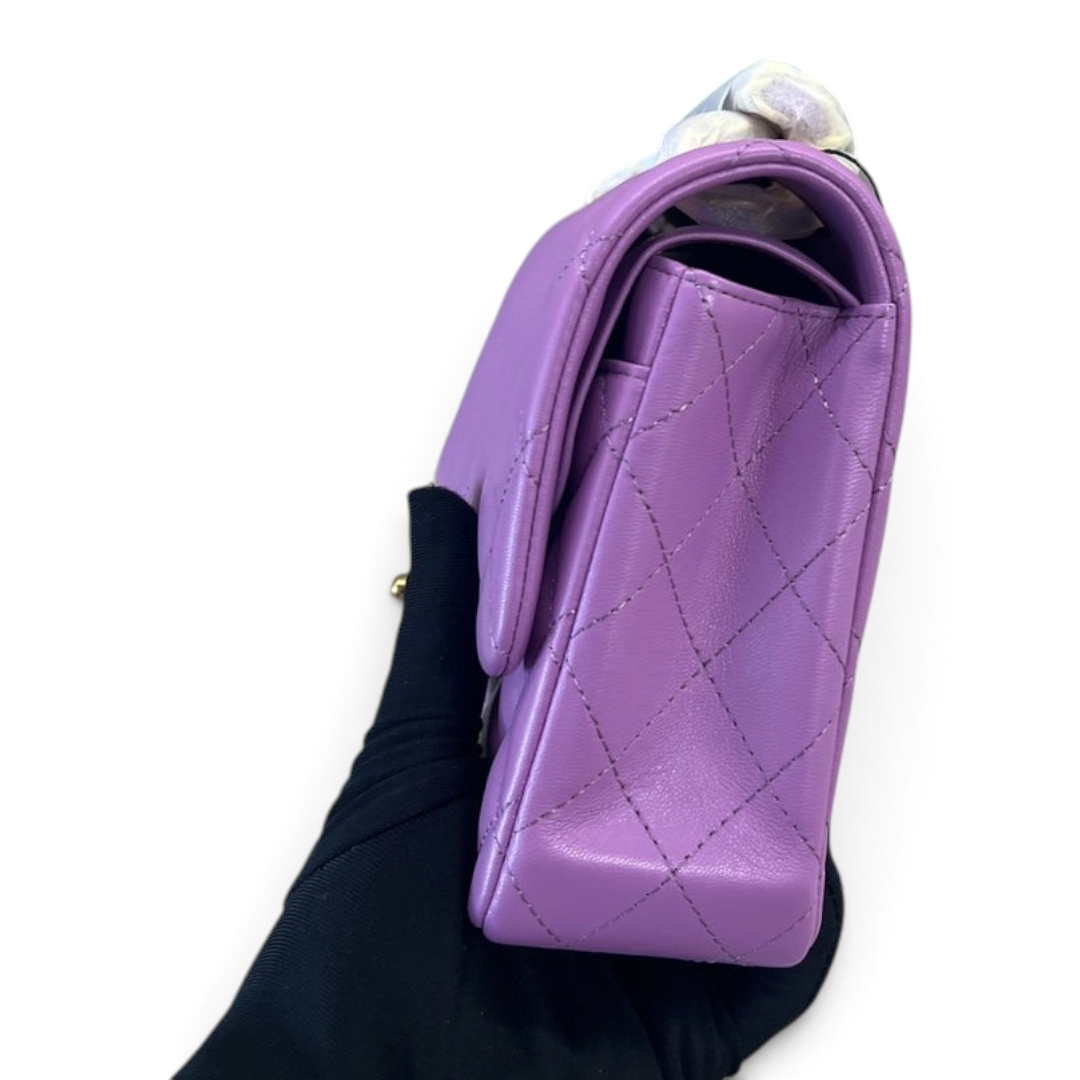 SWORD LUXURY lila rengi kapitone kuzu derisi Chanel Classic Double Flap çanta yan görünümü