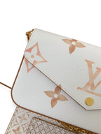 SWORD LUXURY Pochette Felicie beyaz monogram kanvas çanta, pastel pembe detaylar ve altın zincir askı ile.