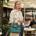 SWORD LUXURY marka, altın donanımlı, derin yeşil Togo deri Hermès Birkin 30 çanta taşıyan şık bir kadın.