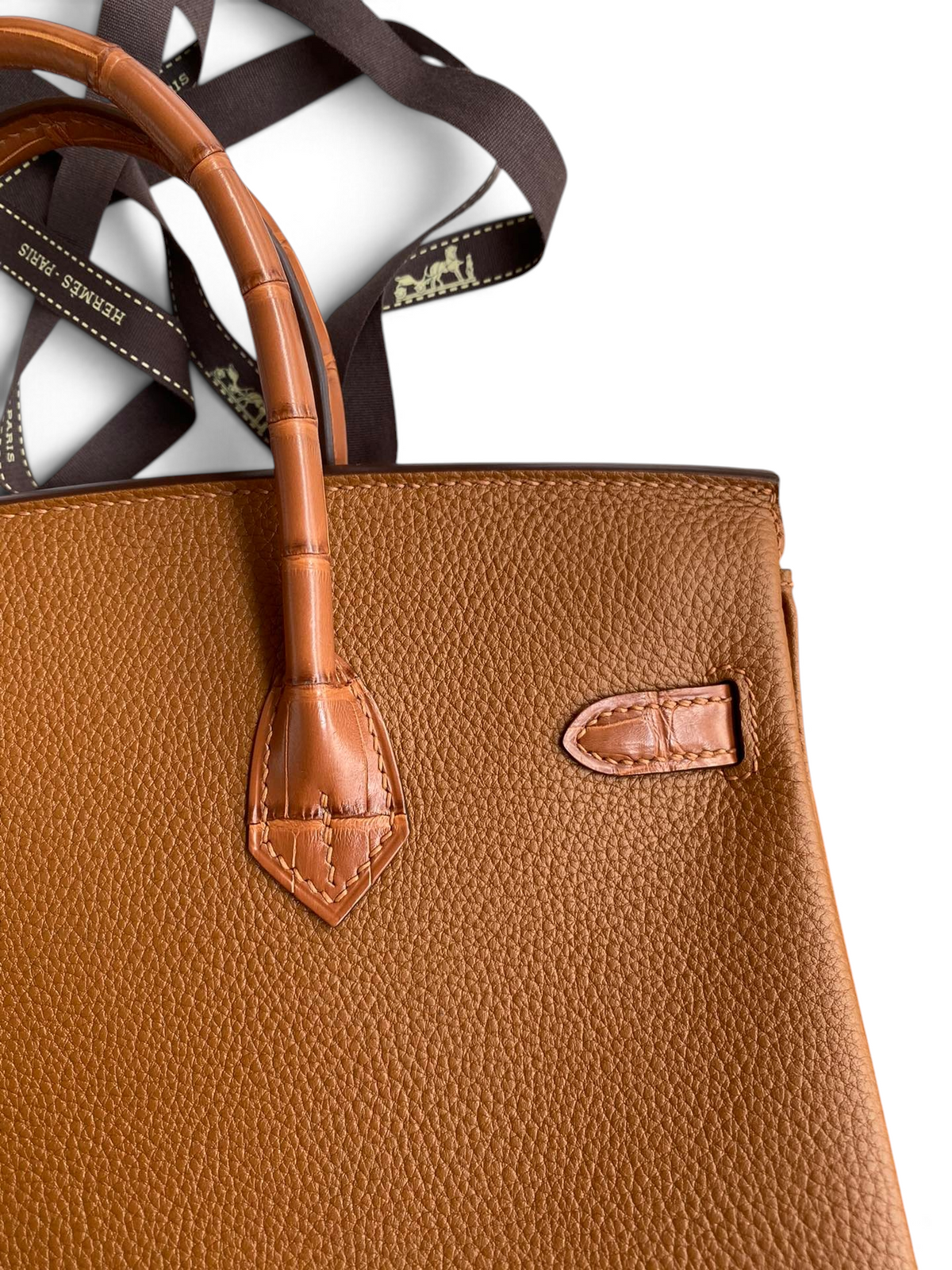 SWORD LUXURY Hermès Birkin 30 çanta, altın kahverengi Togo deri gövde ve egzotik timsah derisi detaylara sahip.