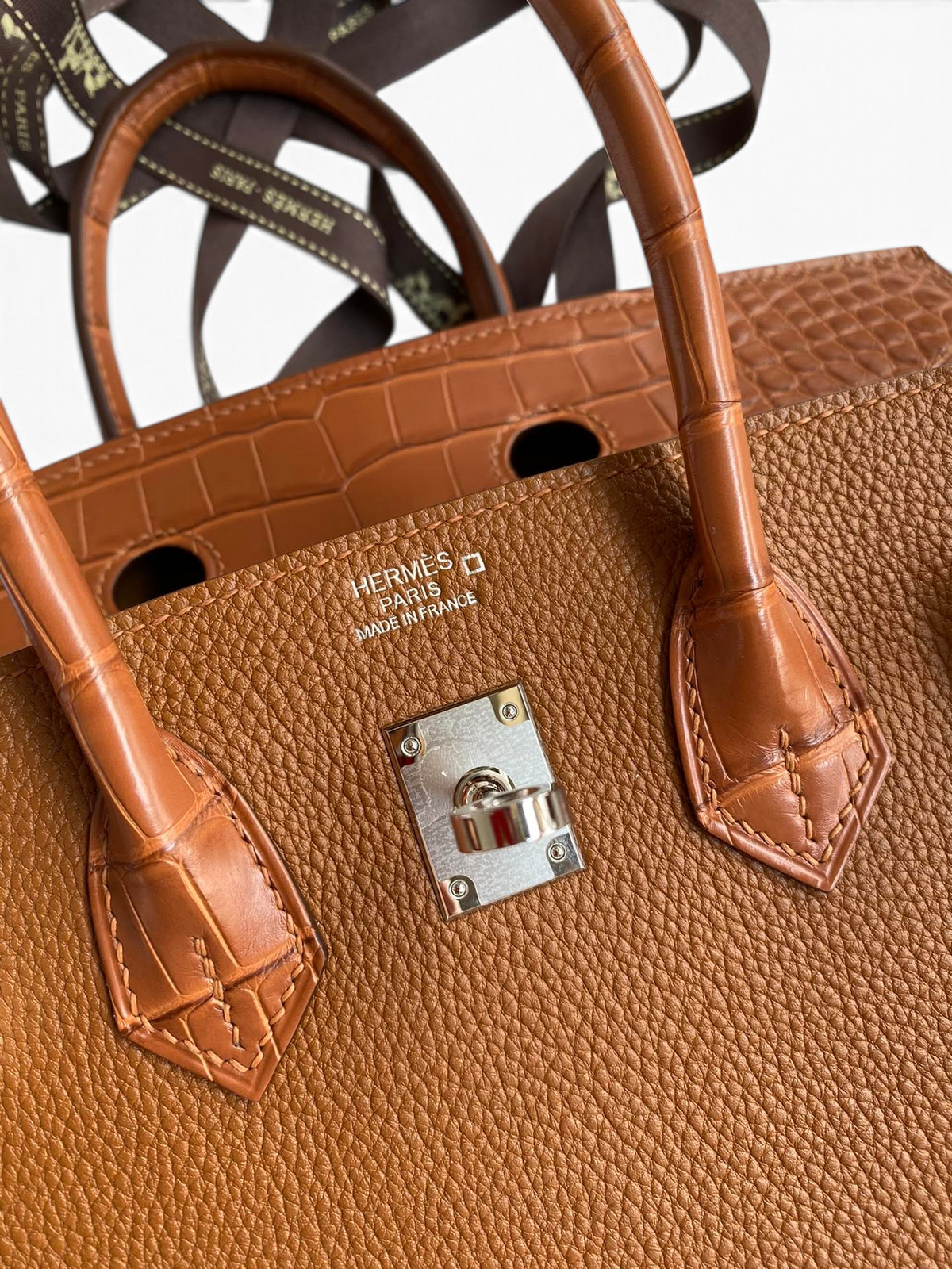 SWORD LUXURY Hermès Birkin 30, altın kahverengi Togo deri ve timsah derisi detaylı, paladyum donanımlı lüks çanta.