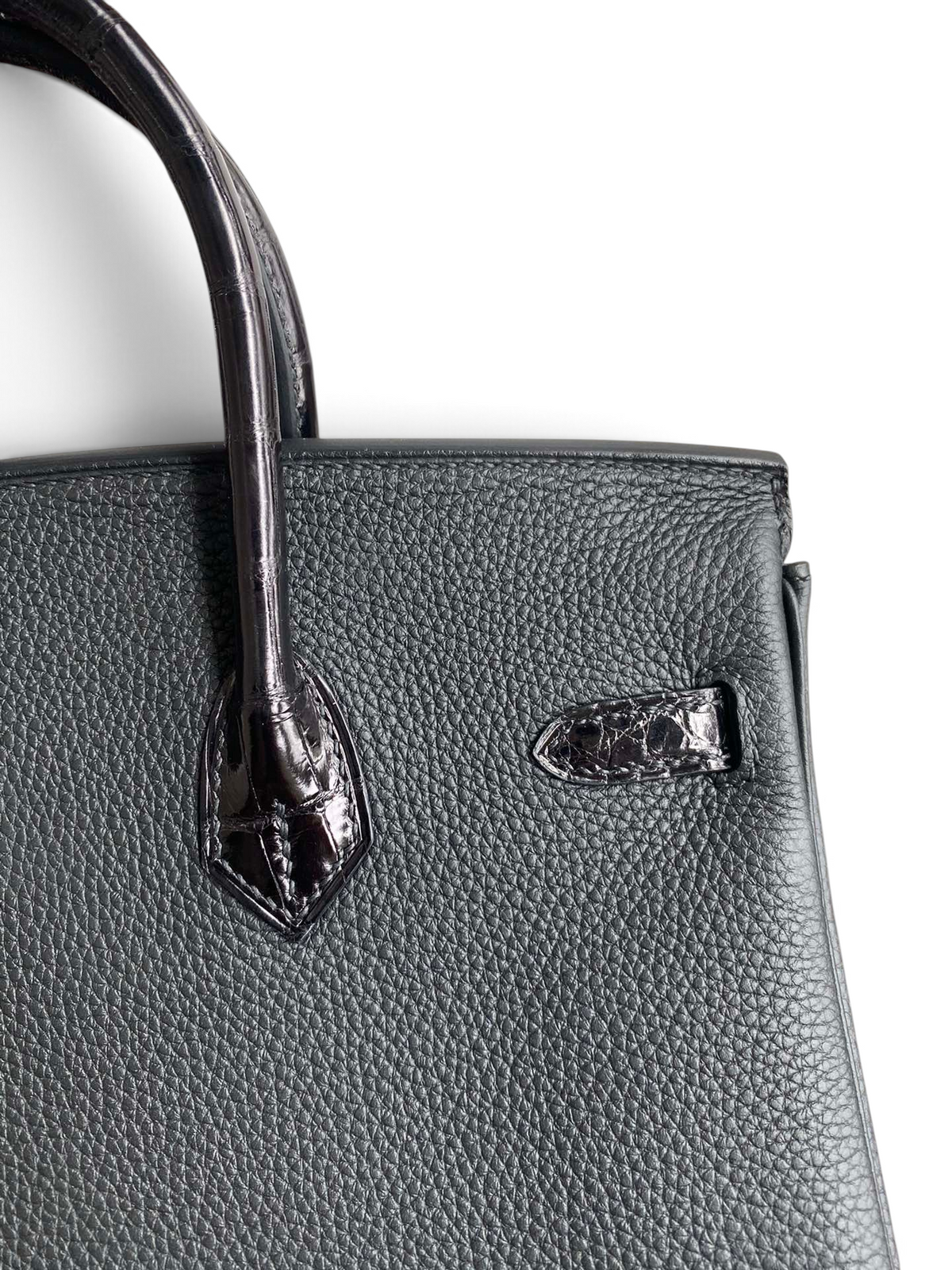 SWORD LUXURY siyah Togo deri ve parlak timsah derisi detaylı Birkin çanta, altın donanımlı lüks tasarım.
